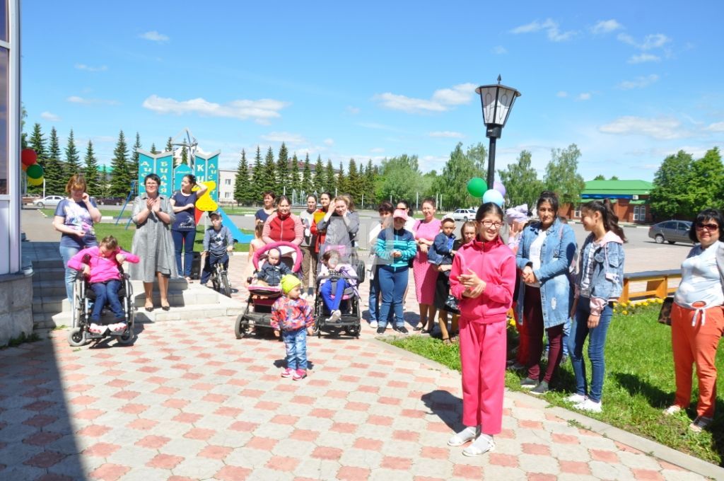 "КҮҢЕЛЛЕ БАЛАЧАК" МӘҢГЕ ИСТӘ КАЛАЧАК: Районның Игелек үзәге балаларга бәйрәм бүләк итте (+ ФОТОЛАР)