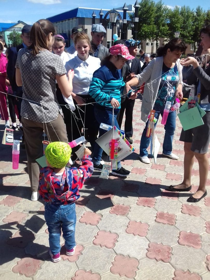 "КҮҢЕЛЛЕ БАЛАЧАК" МӘҢГЕ ИСТӘ КАЛАЧАК: Районның Игелек үзәге балаларга бәйрәм бүләк итте (+ ФОТОЛАР)