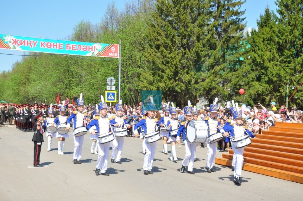 БӘЙРӘМ МИЗГЕЛЛӘРЕ: Актанышта -  Җиңү парады  (ФОТОЛАР)