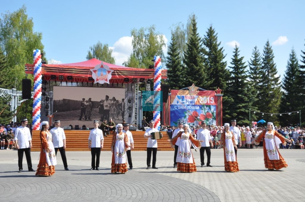 9 МАЙ - ҖИҢҮ БӘЙРӘМЕ: Актаныш районы 74 нче җиңү язын каршы алды (БЕЗНЕҢ ФОТОРЕПОРТАЖ)