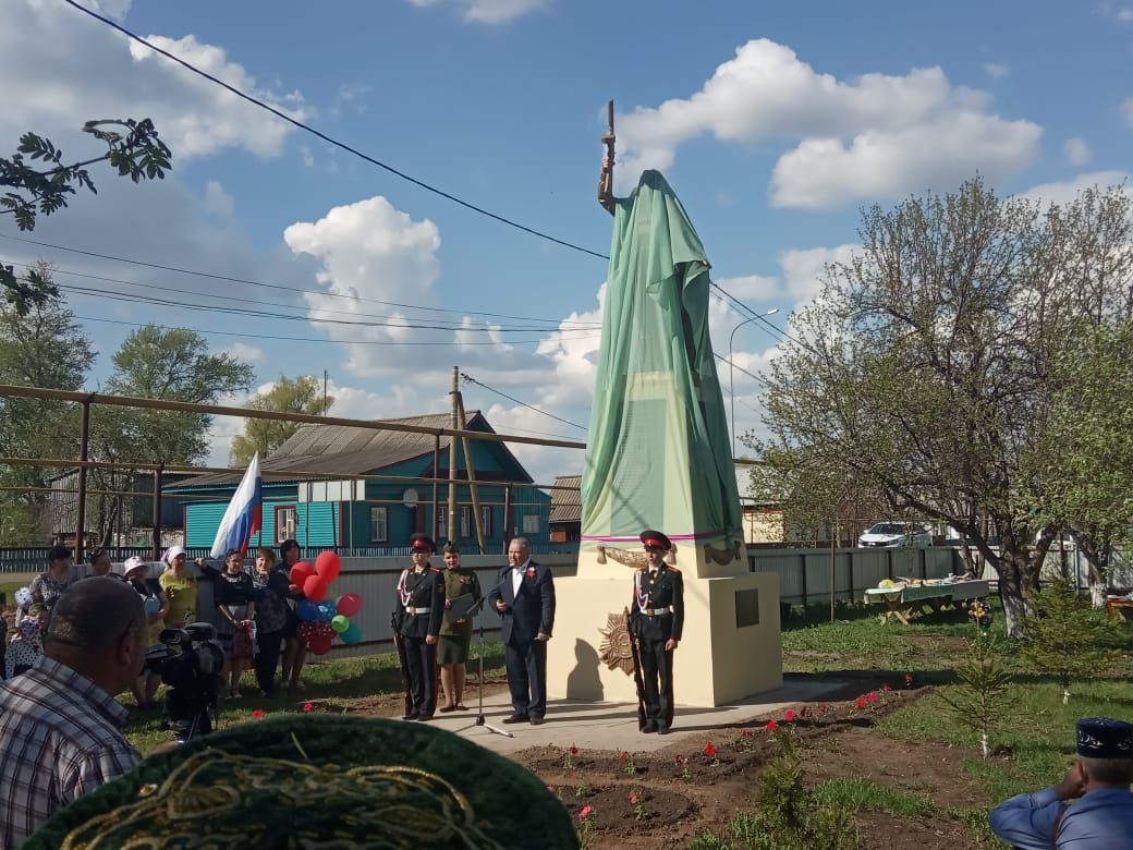 БӘЙРӘМ УҢАЕННАН: Куян авылында Бөек Ватан сугышында ятып калганнар истәлегенә һәйкәл сафка басты