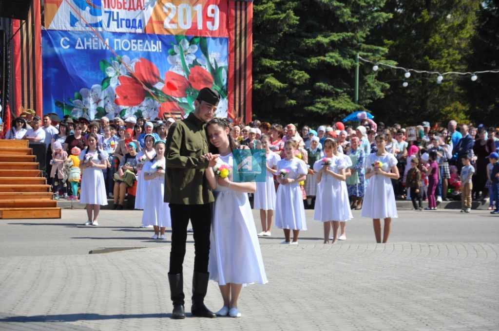 9 МАЙ - ҖИҢҮ БӘЙРӘМЕ: Актаныш районы 74 нче җиңү язын каршы алды (БЕЗНЕҢ ФОТОРЕПОРТАЖ)