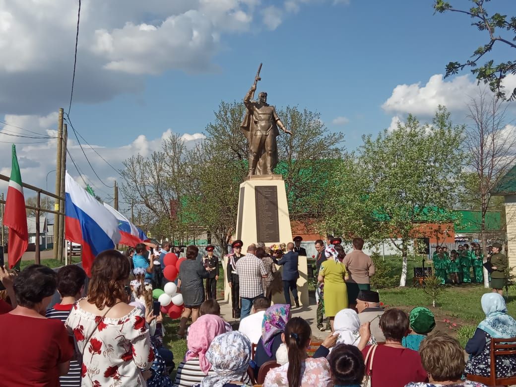 БӘЙРӘМ УҢАЕННАН: Куян авылында Бөек Ватан сугышында ятып калганнар истәлегенә һәйкәл сафка басты