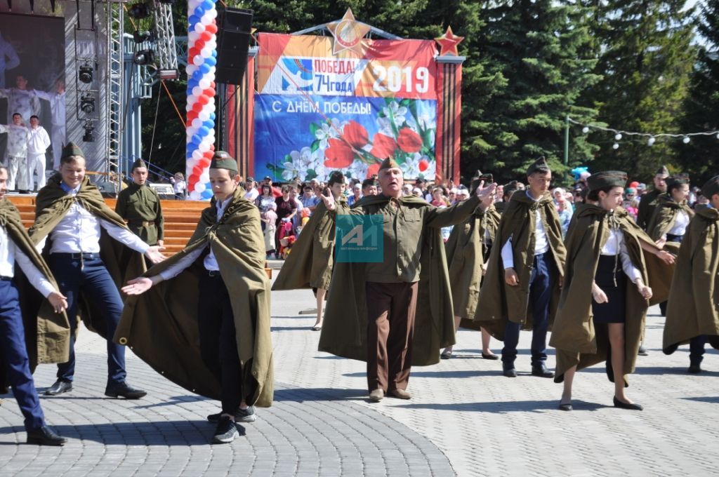 9 МАЙ - ҖИҢҮ БӘЙРӘМЕ: Актаныш районы 74 нче җиңү язын каршы алды (БЕЗНЕҢ ФОТОРЕПОРТАЖ)