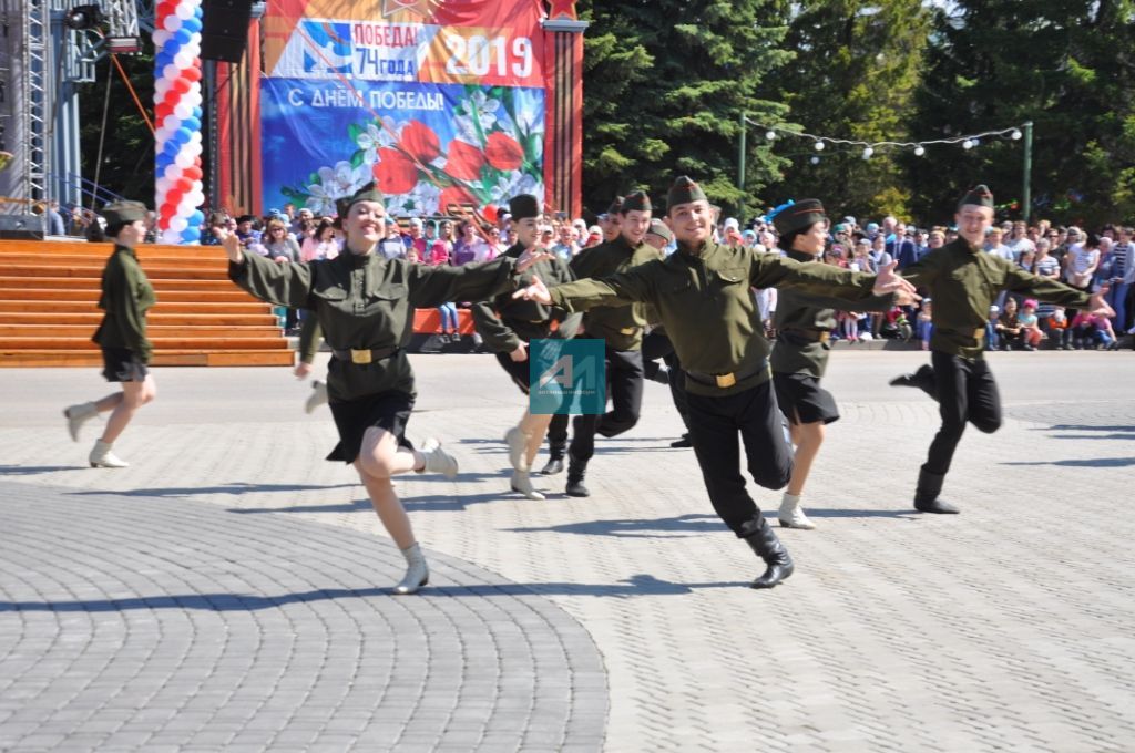 9 МАЙ - ҖИҢҮ БӘЙРӘМЕ: Актаныш районы 74 нче җиңү язын каршы алды (БЕЗНЕҢ ФОТОРЕПОРТАЖ)