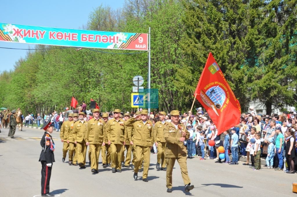 БӘЙРӘМ МИЗГЕЛЛӘРЕ: Актанышта -  Җиңү парады  (ФОТОЛАР)