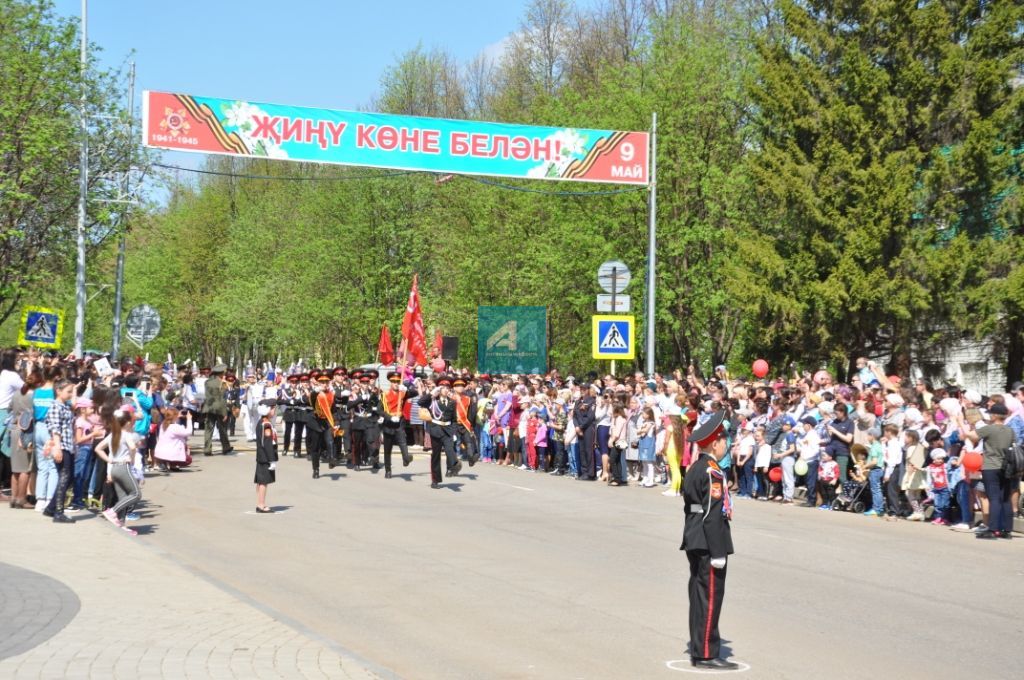 БӘЙРӘМ МИЗГЕЛЛӘРЕ: Актанышта -  Җиңү парады  (ФОТОЛАР)