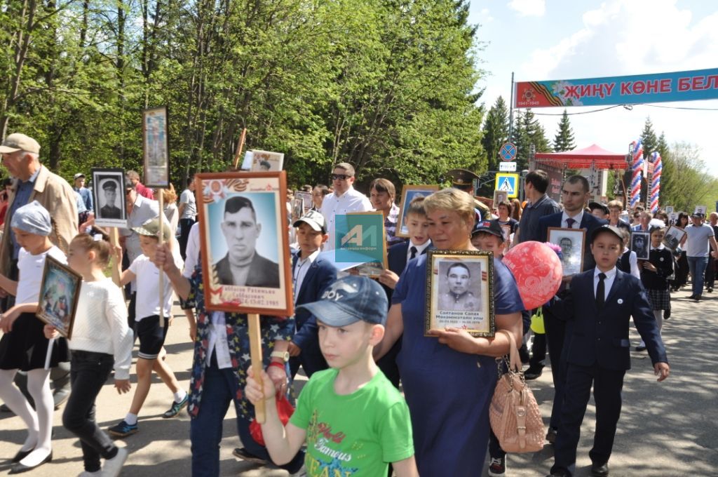 ҖИҢҮЧЕЛӘРНЕҢ ИСЕМЕ ОНЫТЫЛМЫЙ: Актаныш урамнары буйлап   "Үлемсез полк" үтте (+ФОТОМИЗГЕЛЛӘР)