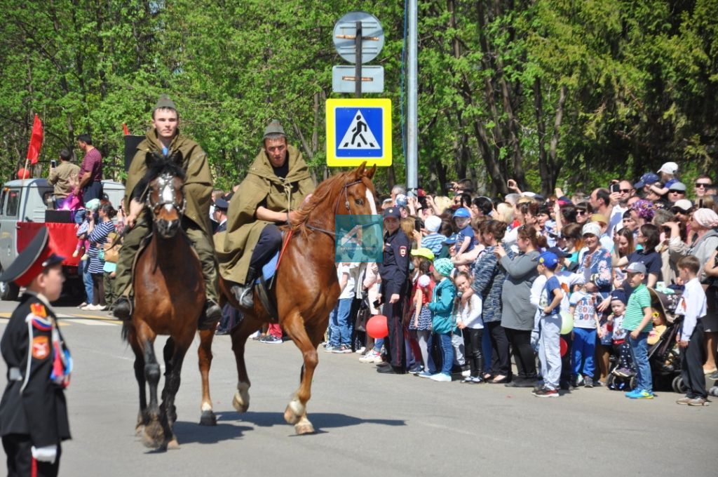 БӘЙРӘМ МИЗГЕЛЛӘРЕ: Актанышта -  Җиңү парады  (ФОТОЛАР)