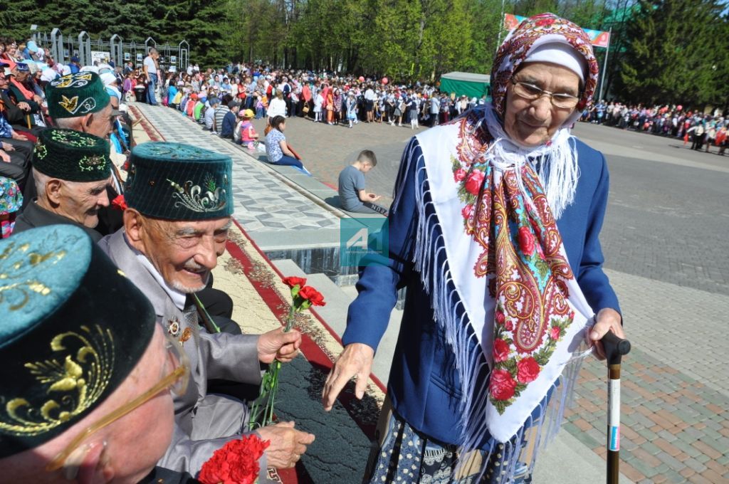 9 МАЙ - ҖИҢҮ БӘЙРӘМЕ: Актаныш районы 74 нче җиңү язын каршы алды (БЕЗНЕҢ ФОТОРЕПОРТАЖ)