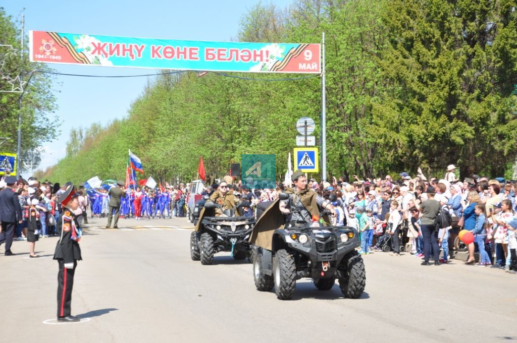 БӘЙРӘМ МИЗГЕЛЛӘРЕ: Актанышта -  Җиңү парады  (ФОТОЛАР)