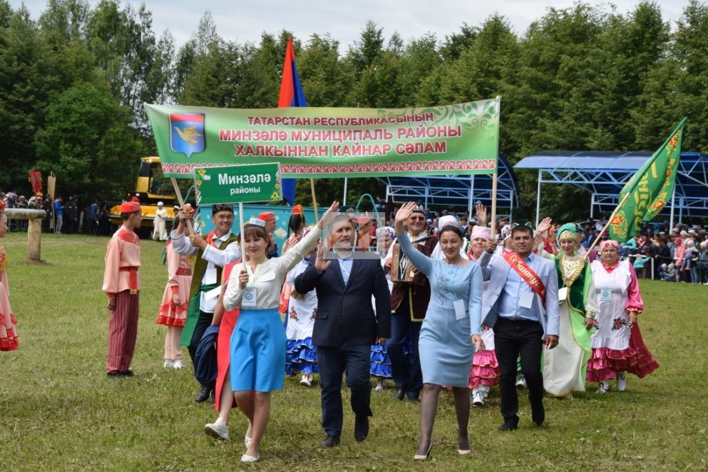 ФОТОМИЗГЕЛЛӘР: Сабантуй мәйданында - хезмәт алдынгылары парады