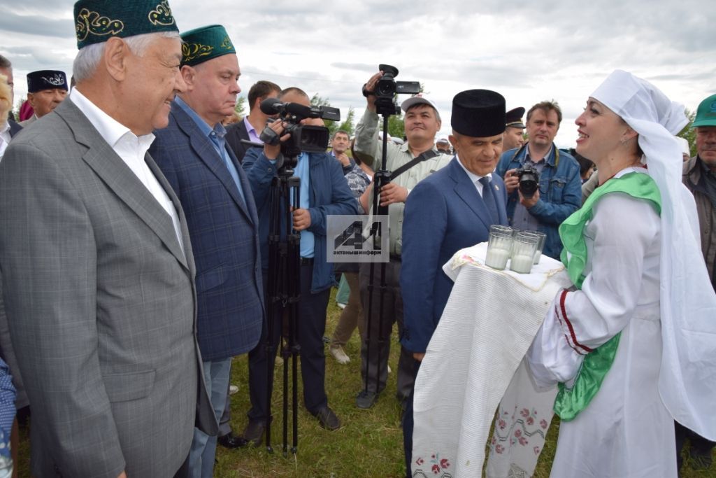 АКТАНЫШТА - ЫК БУЕ САБАНТУЕ: Бәйрәм кунаклары мәйданга су юлы аша килде (+ФОТОМИЗГЕЛЛӘР)