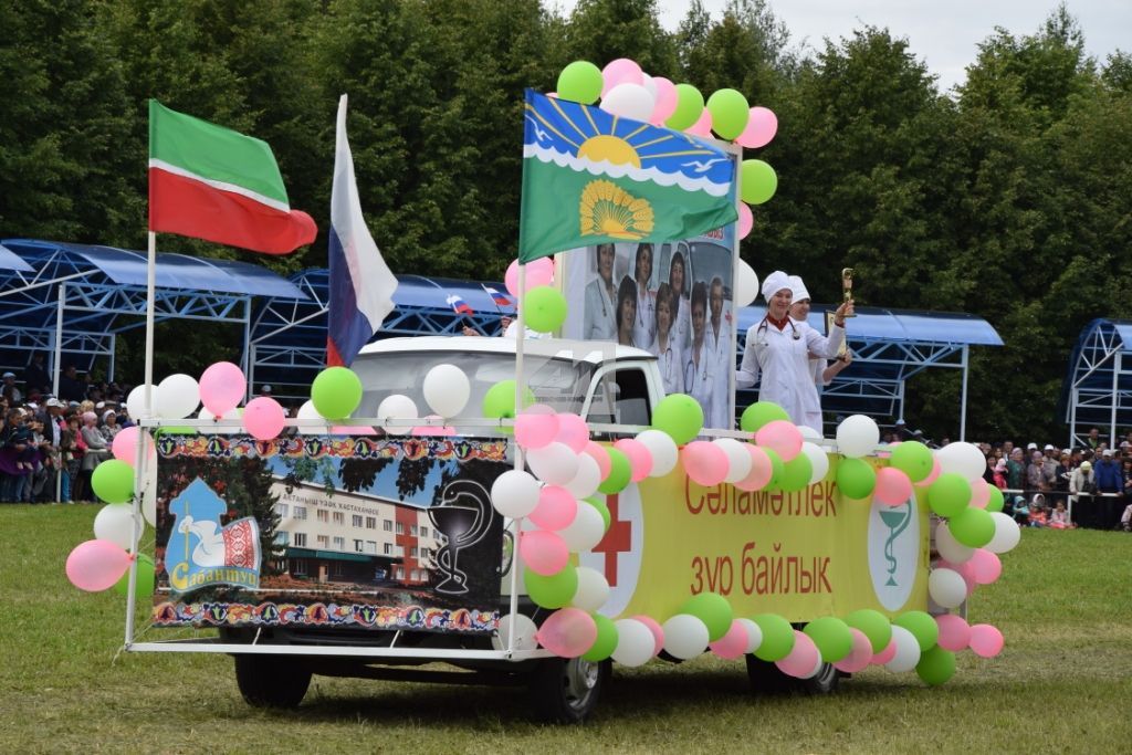 ФОТОМИЗГЕЛЛӘР: Сабантуй мәйданында - хезмәт алдынгылары парады