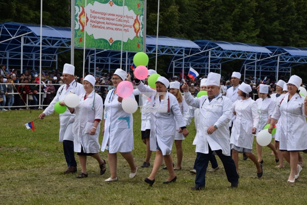 ФОТОМИЗГЕЛЛӘР: Сабантуй мәйданында - хезмәт алдынгылары парады