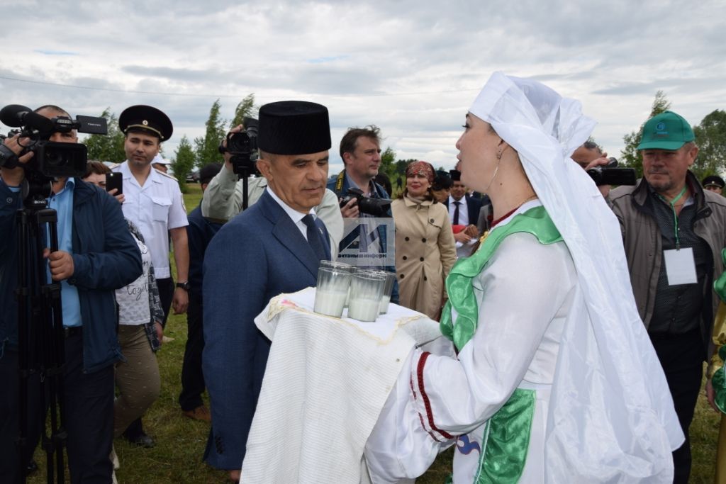 АКТАНЫШТА - ЫК БУЕ САБАНТУЕ: Бәйрәм кунаклары мәйданга су юлы аша килде (+ФОТОМИЗГЕЛЛӘР)