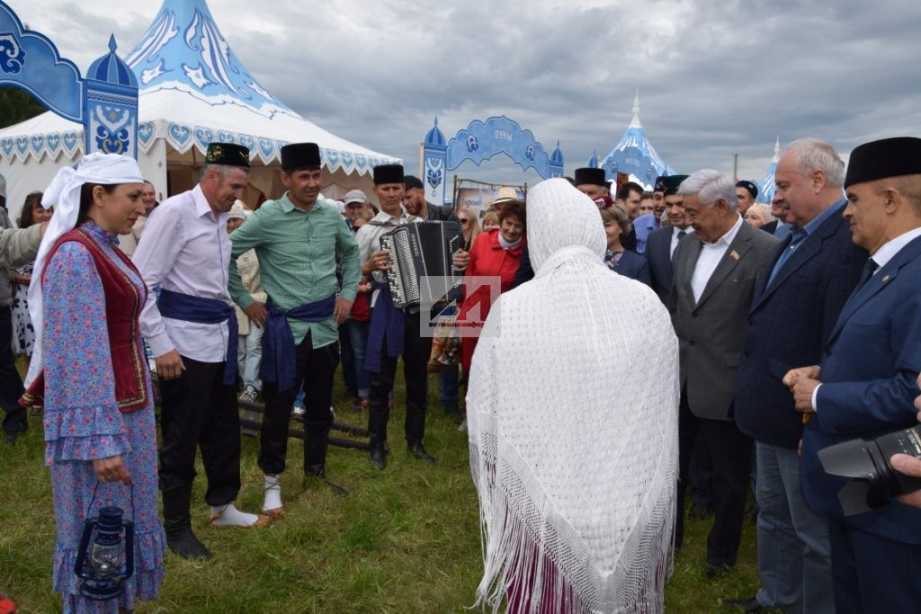 АКТАНЫШТА - ЫК БУЕ САБАНТУЕ: Бәйрәм кунаклары мәйданга су юлы аша килде (+ФОТОМИЗГЕЛЛӘР)