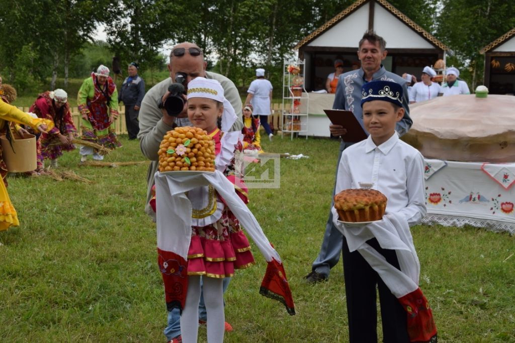 АКТАНЫШТА - ЫК БУЕ САБАНТУЕ: Бәйрәм кунаклары мәйданга су юлы аша килде (+ФОТОМИЗГЕЛЛӘР)