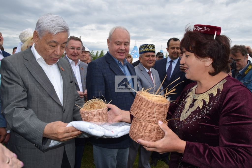 АКТАНЫШТА - ЫК БУЕ САБАНТУЕ: Бәйрәм кунаклары мәйданга су юлы аша килде (+ФОТОМИЗГЕЛЛӘР)