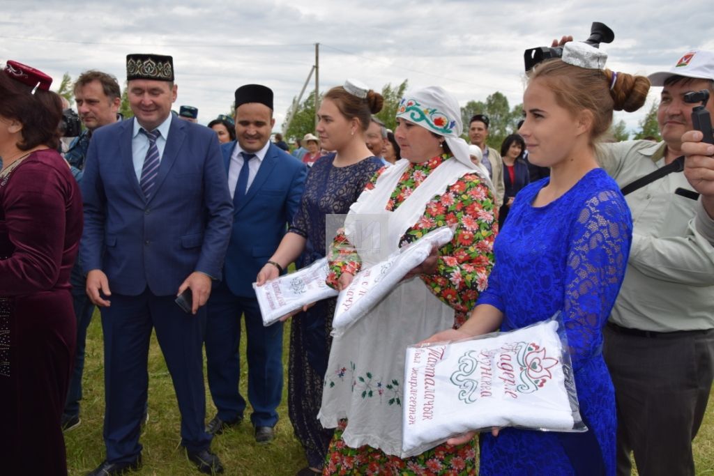 АКТАНЫШТА - ЫК БУЕ САБАНТУЕ: Бәйрәм кунаклары мәйданга су юлы аша килде (+ФОТОМИЗГЕЛЛӘР)