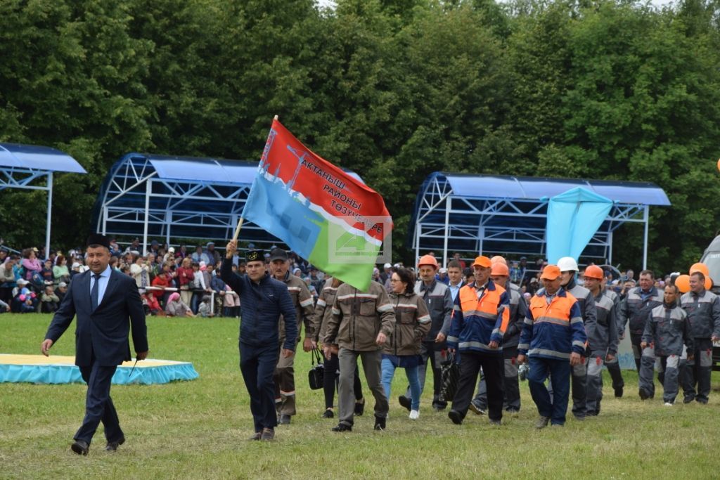 ФОТОМИЗГЕЛЛӘР: Сабантуй мәйданында - хезмәт алдынгылары парады