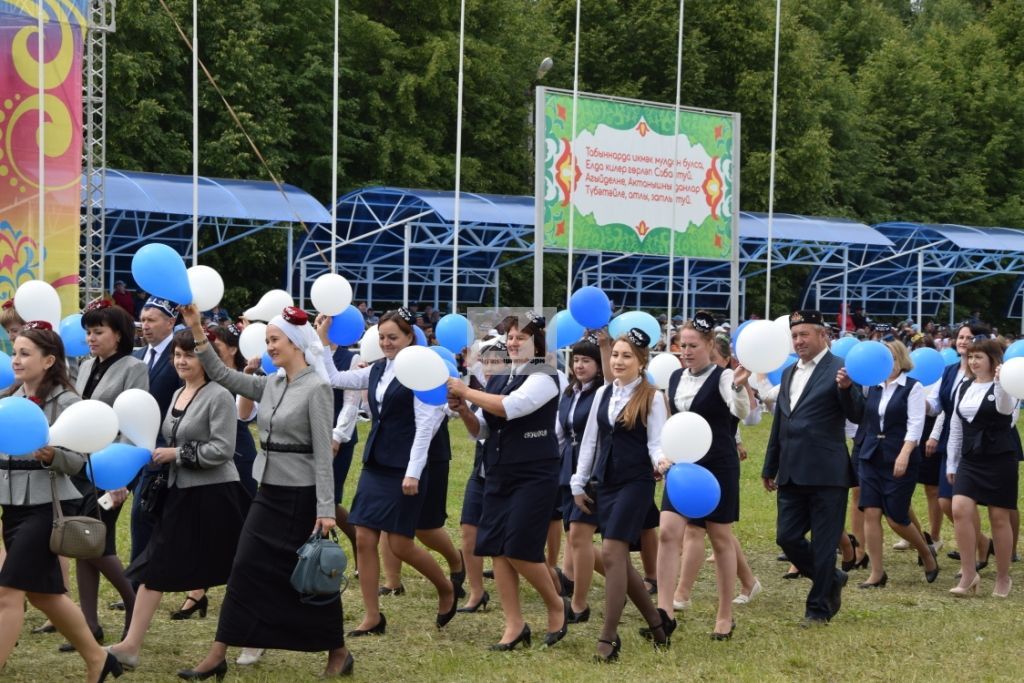 ФОТОМИЗГЕЛЛӘР: Сабантуй мәйданында - хезмәт алдынгылары парады