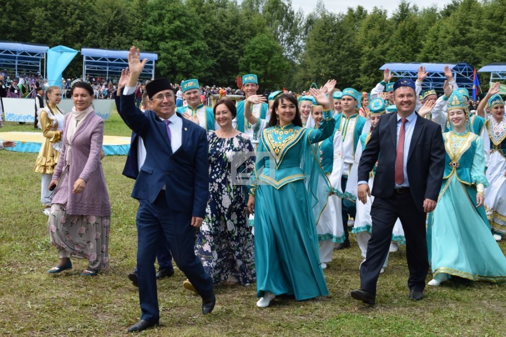 ФОТОМИЗГЕЛЛӘР: Сабантуй мәйданында - хезмәт алдынгылары парады