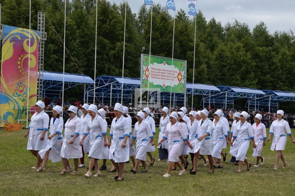 ФОТОМИЗГЕЛЛӘР: Сабантуй мәйданында - хезмәт алдынгылары парады