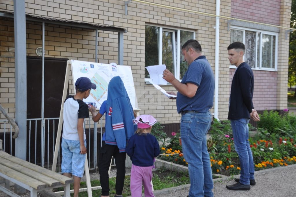 БЕЗНЕҢ ИШЕГАЛДЫ: “Бердәм Россия” партиясе Актаныштагы  ишегалларын төзекләндерергә алына (МӨҺИМ ОЧРАШУДАН ФОТОМИЗГЕЛЛӘРДӘ БАР)