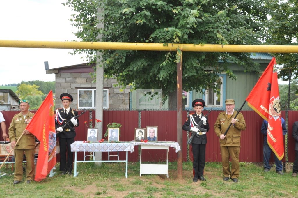 ХӘТЕР БУЛЫП КАЙТА ӘФГАНЧЫЛАР: Актаныш районында тагын биш әфганчы-интернационалистның исеме мәңгеләштерелде (+ЧАРАДАН ТУЛЫ ФОТОРЕПОРТАЖ)