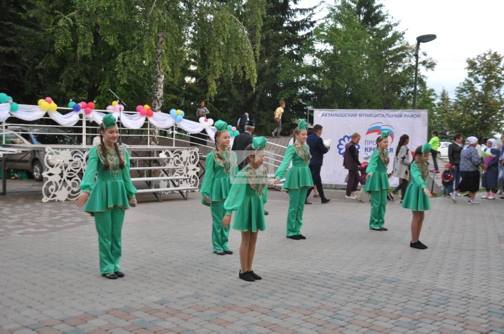 БӘЙРӘМ МИЗГЕЛЛӘРЕ: Актанышлылар  Гаилә, мәхәббәт һәм тугрылык көнен билгеләп үтте (+ФОТОЛАР)