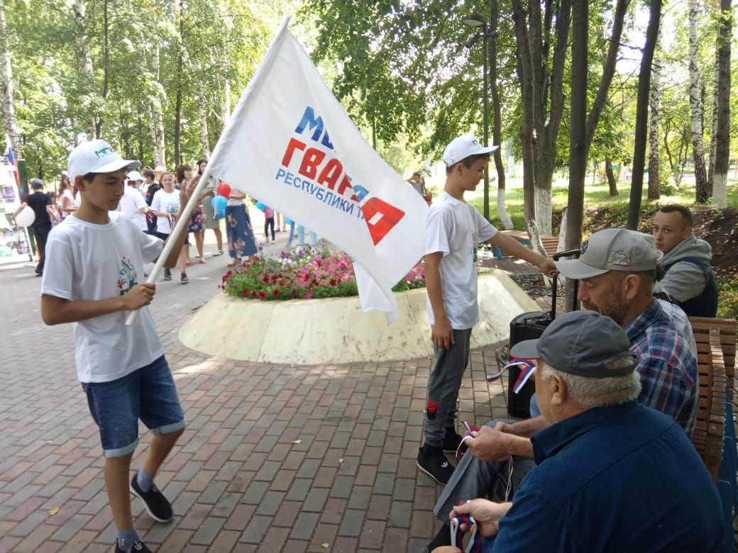 БӘЙРӘМ БҮГЕН: Актанышның  яшь гвардиячеләре  "Россия Дәүләт флагы" акциясенә кушылды (+ФОТОЛАР)