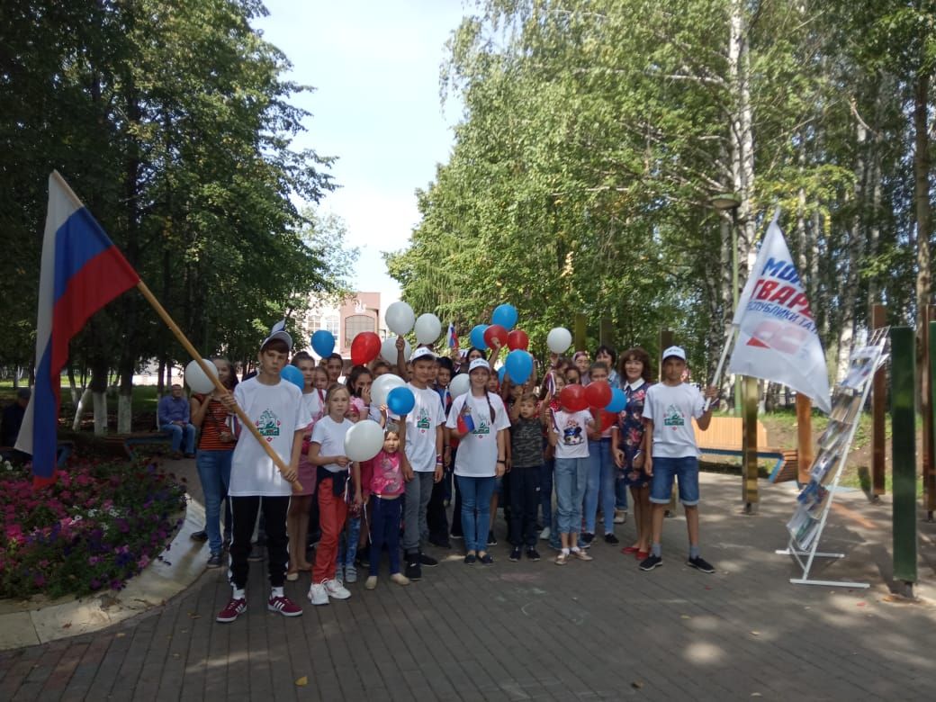 БӘЙРӘМ БҮГЕН: Актанышның  яшь гвардиячеләре  "Россия Дәүләт флагы" акциясенә кушылды (+ФОТОЛАР)