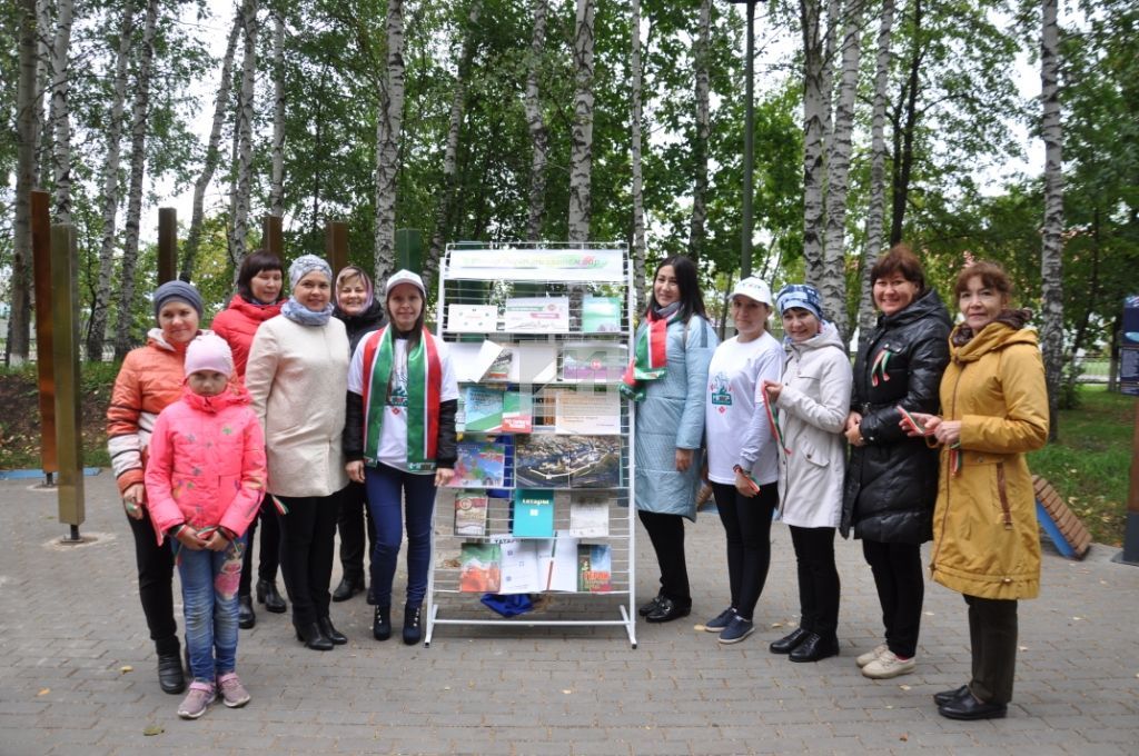 ТАТАР ДИГӘН МИЛЛӘТЕМ БАР: Үзәк китапханә Республика көне уңаеннан чара оештырды (+ФОТОЛАР)