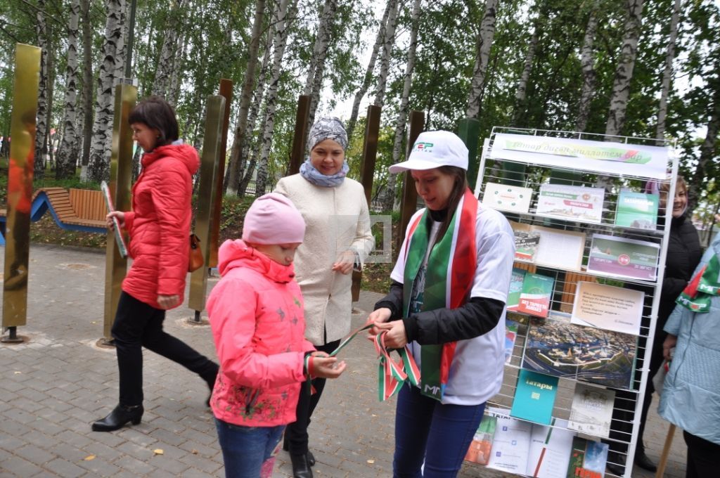 ТАТАР ДИГӘН МИЛЛӘТЕМ БАР: Үзәк китапханә Республика көне уңаеннан чара оештырды (+ФОТОЛАР)