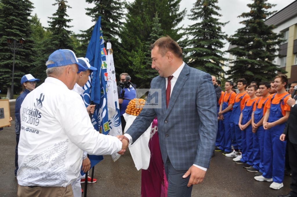 ТАРИХИ МИЗГЕЛ: Актаныш районы WorldSkills флагын  ”Кызыл олау” белән бер көнне каршы алды  (+ФОТОЛАР)