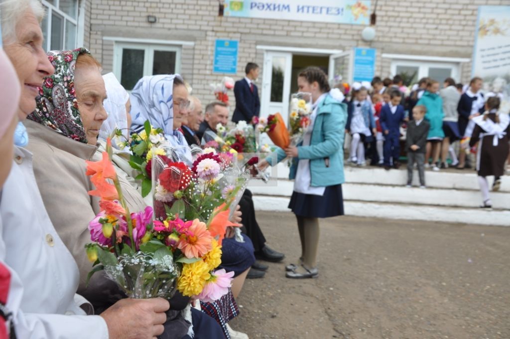 КЫҢГЫРАУ ЧЫҢЫ - БАЛАЧАК ҖЫРЫ: Такталачык мәктәбендә 77 укучы Белем көнен каршылады (+ФОТОМИЗГЕЛЛӘР)