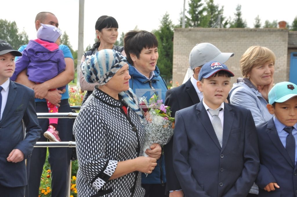 БӘЙРӘМ МИЗГЕЛЛӘРЕ: Такталачык интернат - мәктәбе дә яңа уку елына  үз укучыларын кабул итте (+ ЧАРАДАН ФОТОЛАР)