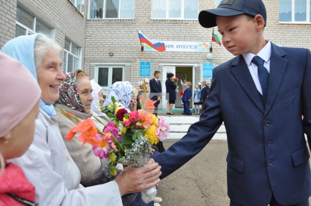 КЫҢГЫРАУ ЧЫҢЫ - БАЛАЧАК ҖЫРЫ: Такталачык мәктәбендә 77 укучы Белем көнен каршылады (+ФОТОМИЗГЕЛЛӘР)