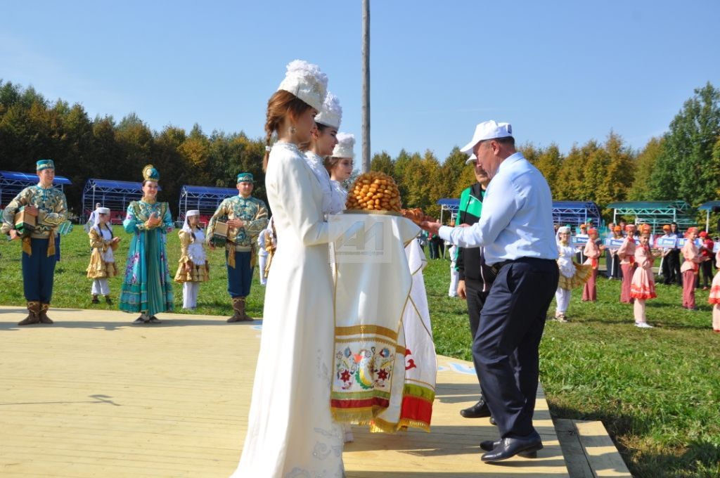 ФОТОМИЗГЕЛЛӘР: Актанышта үтүче “Авыл яшьләре” ХI җәйге авыл спорт уеннарын Марат Әхмәтов тамаша кылды