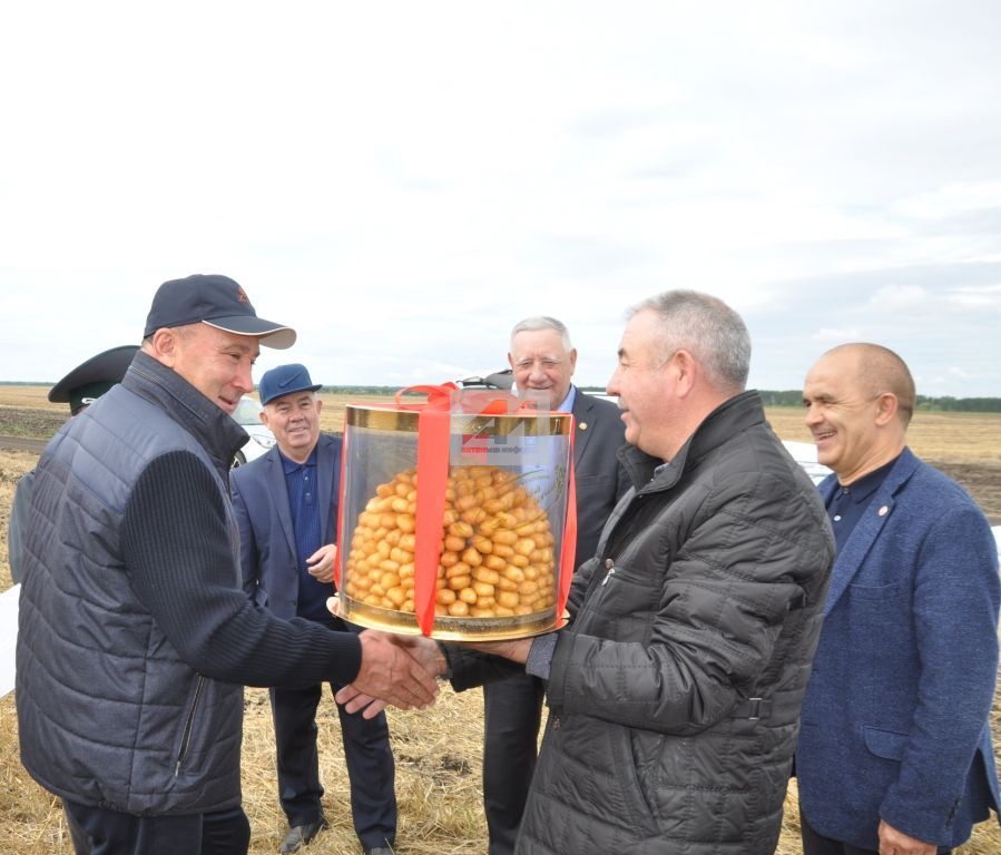 ЭШЛЕКЛЕ СӘФӘР КЫСАЛАРЫНДА: Марат Әхмәтов: "Актанышлыларның хезмәте Татарстан өчен бик мөһим!" (+ФОТОЛАР)