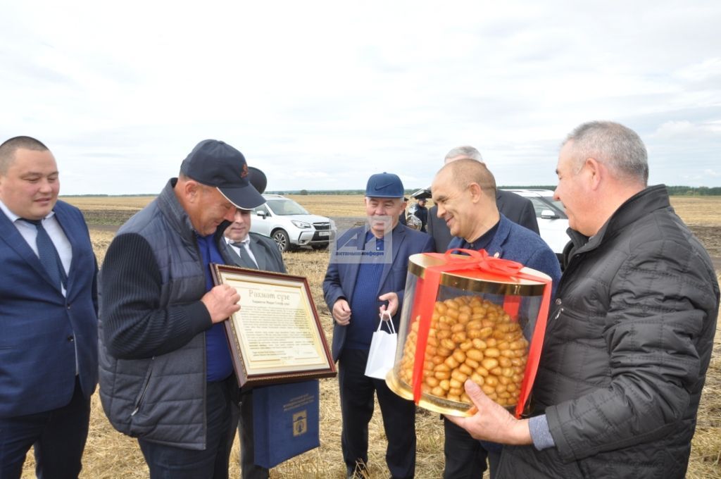 ЭШЛЕКЛЕ СӘФӘР КЫСАЛАРЫНДА: Марат Әхмәтов: "Актанышлыларның хезмәте Татарстан өчен бик мөһим!" (+ФОТОЛАР)