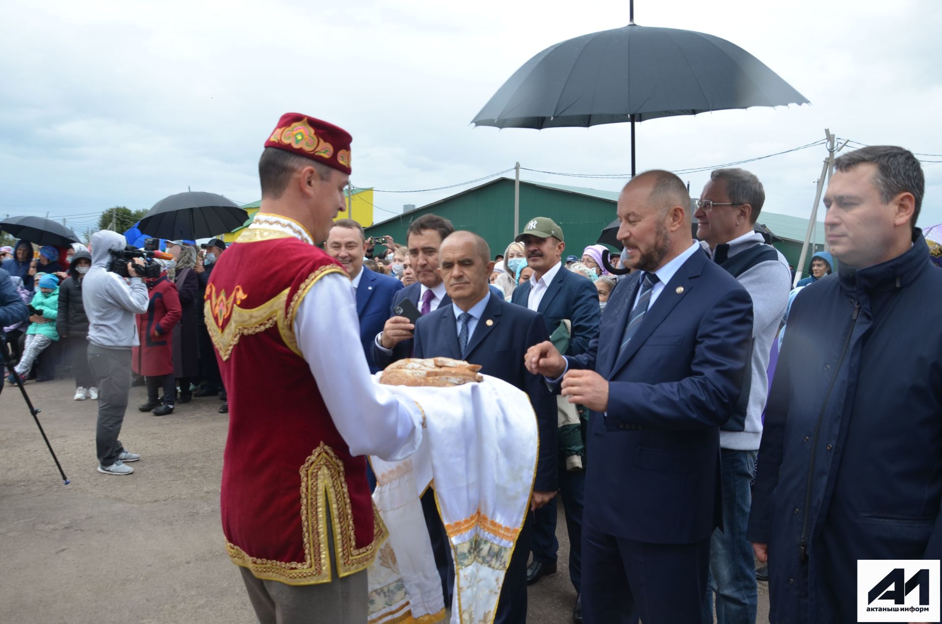 “Әнәк” агрофирмасының  Иске Айман бүлекчәсендә 15 мең тонна сыйдырышлы элеватор кулланышка тапшырылды.