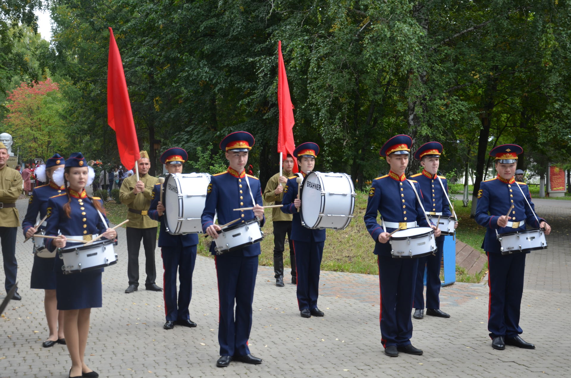 Бүген  Әлфия Авзаловага һәйкәл ачылды