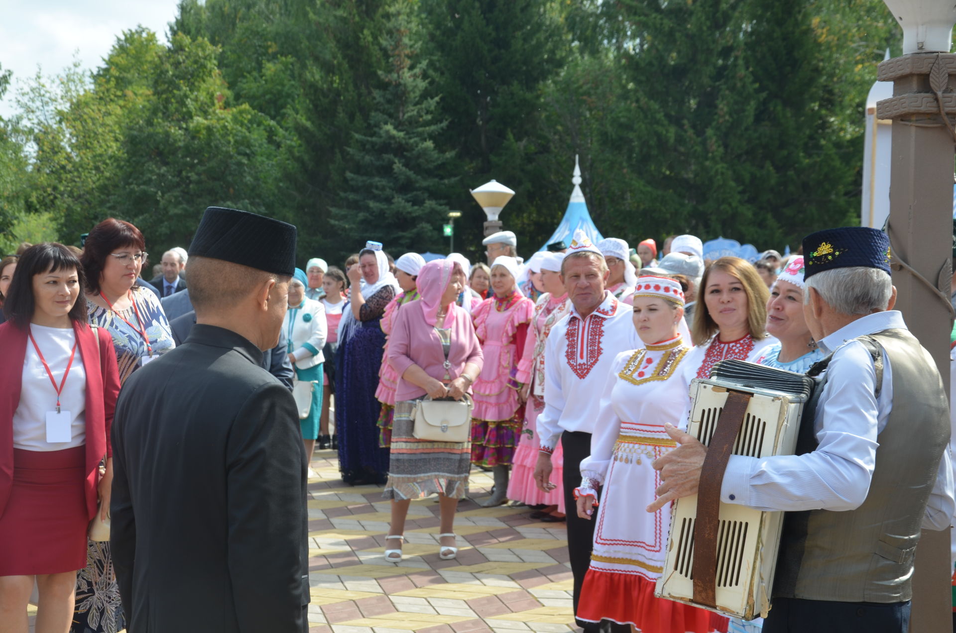 Бүген  Әлфия Авзаловага һәйкәл ачылды