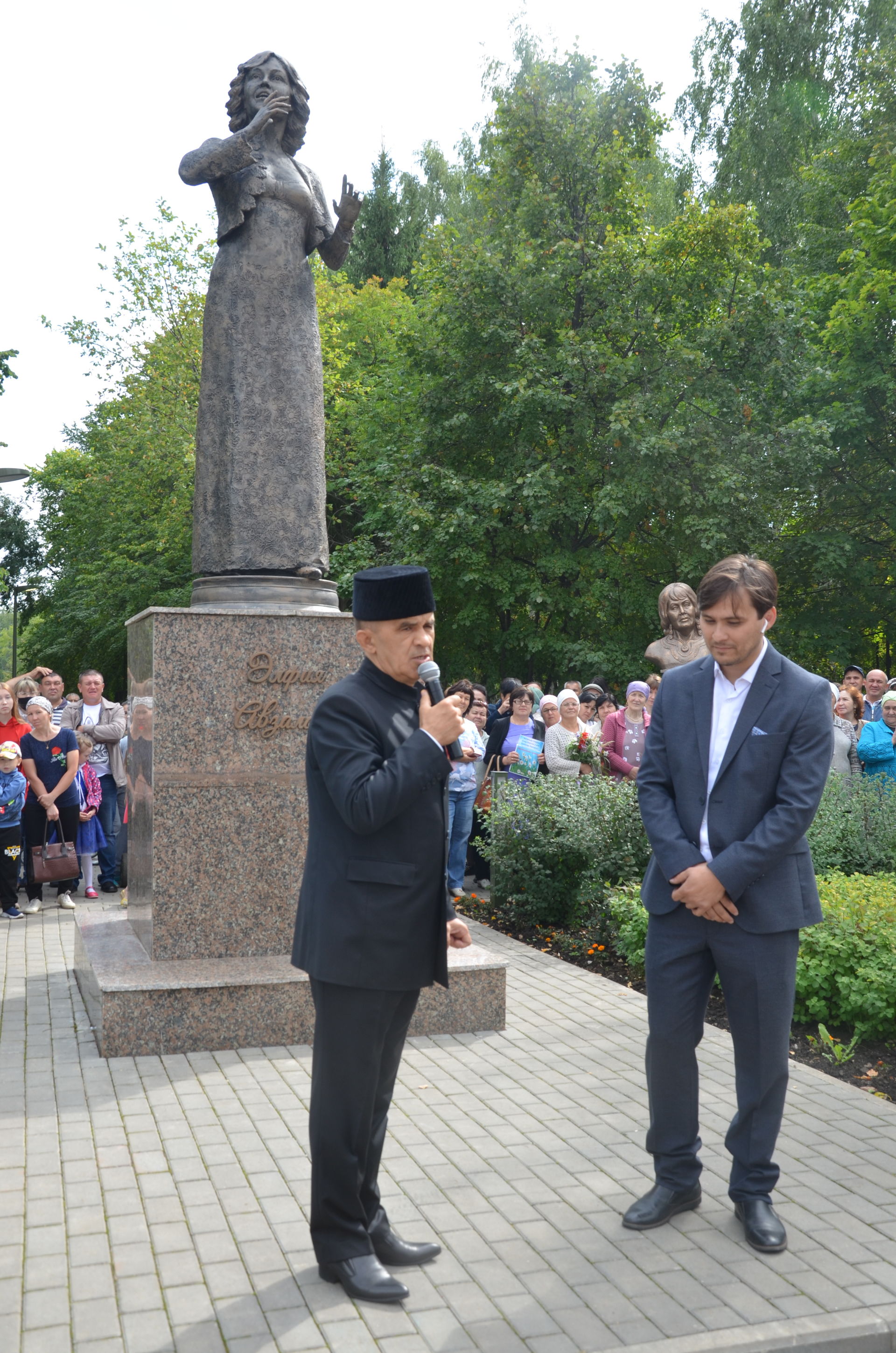 Бүген  Әлфия Авзаловага һәйкәл ачылды