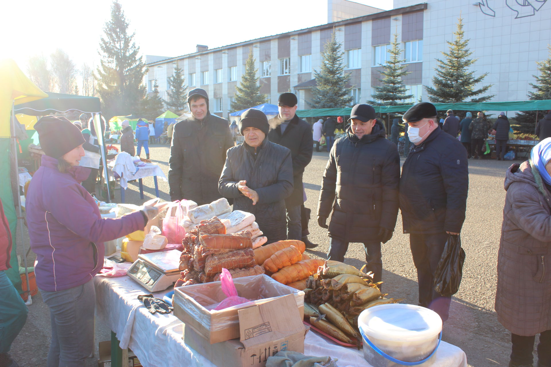 Авыл хуҗалыгы ярминкәсе барышы белән район башлыгы Энгель Фәттахов танышты