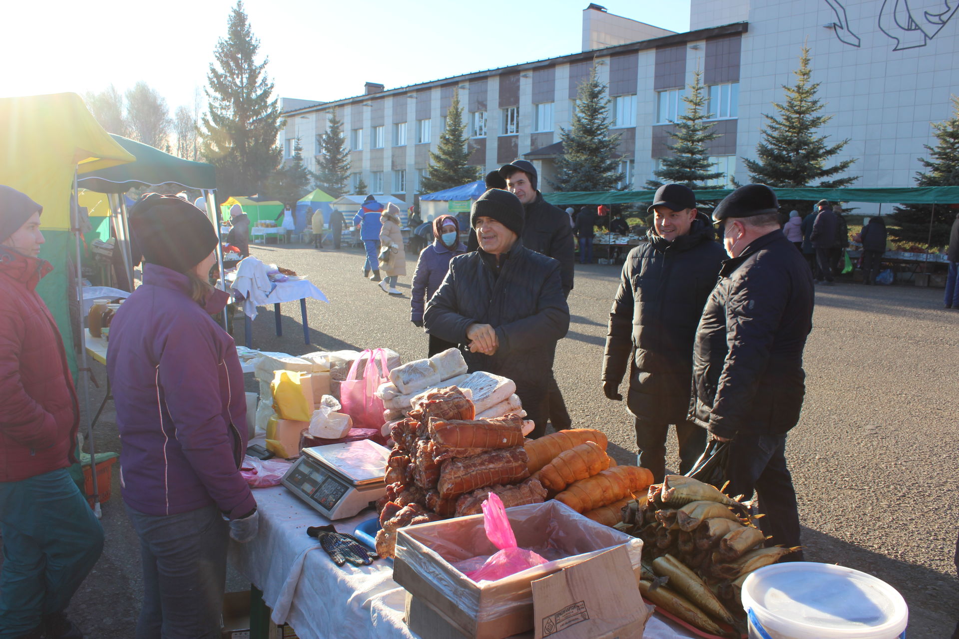 Авыл хуҗалыгы ярминкәсе барышы белән район башлыгы Энгель Фәттахов танышты