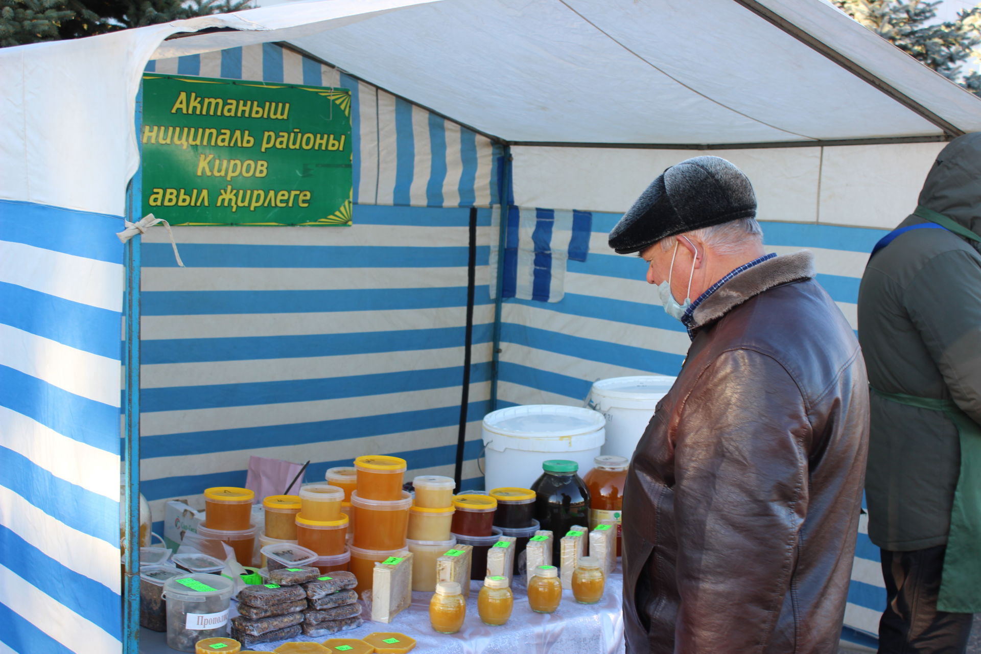 Авыл хуҗалыгы ярминкәсе барышы белән район башлыгы Энгель Фәттахов танышты