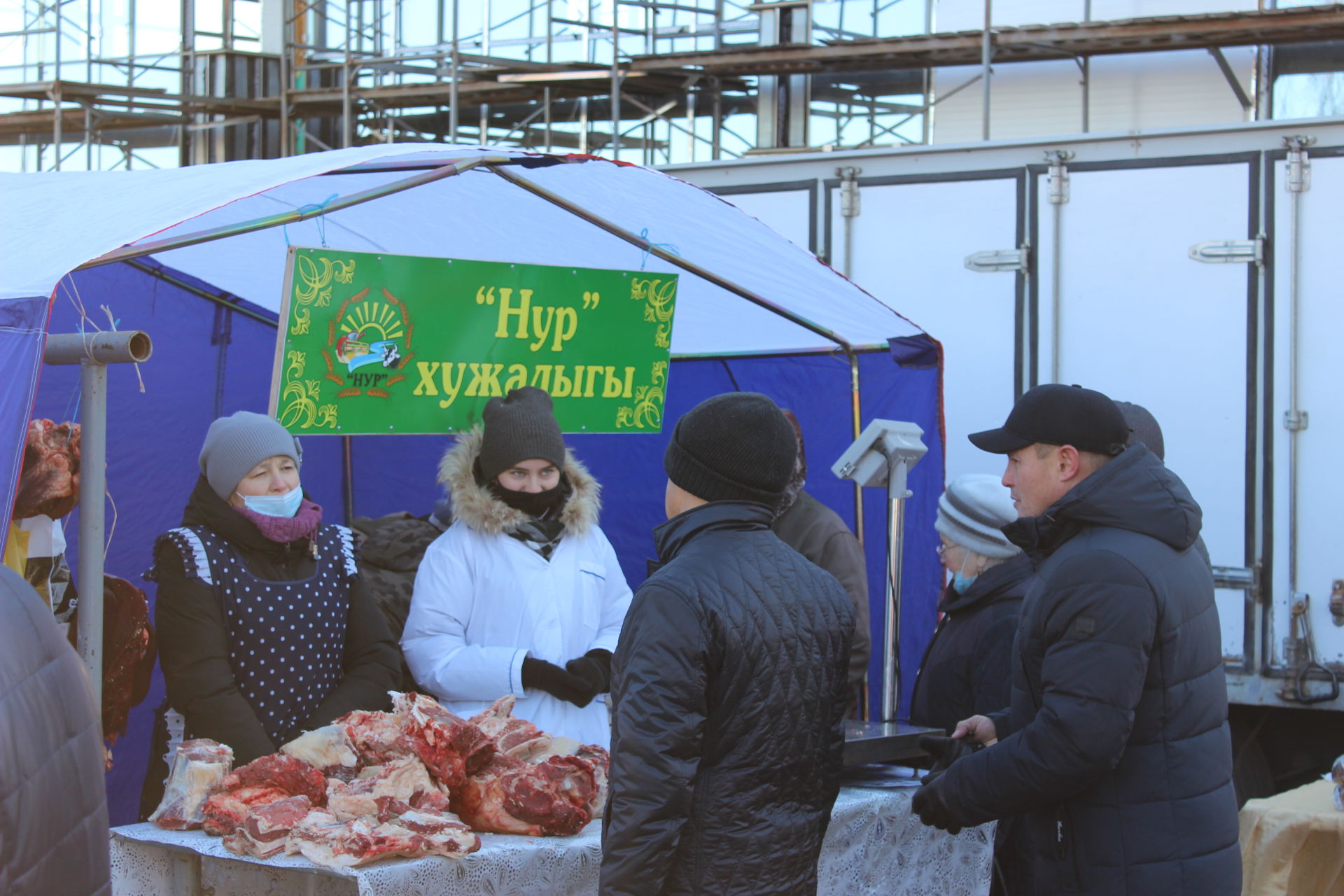 Авыл хуҗалыгы ярминкәсе барышы белән район башлыгы Энгель Фәттахов танышты